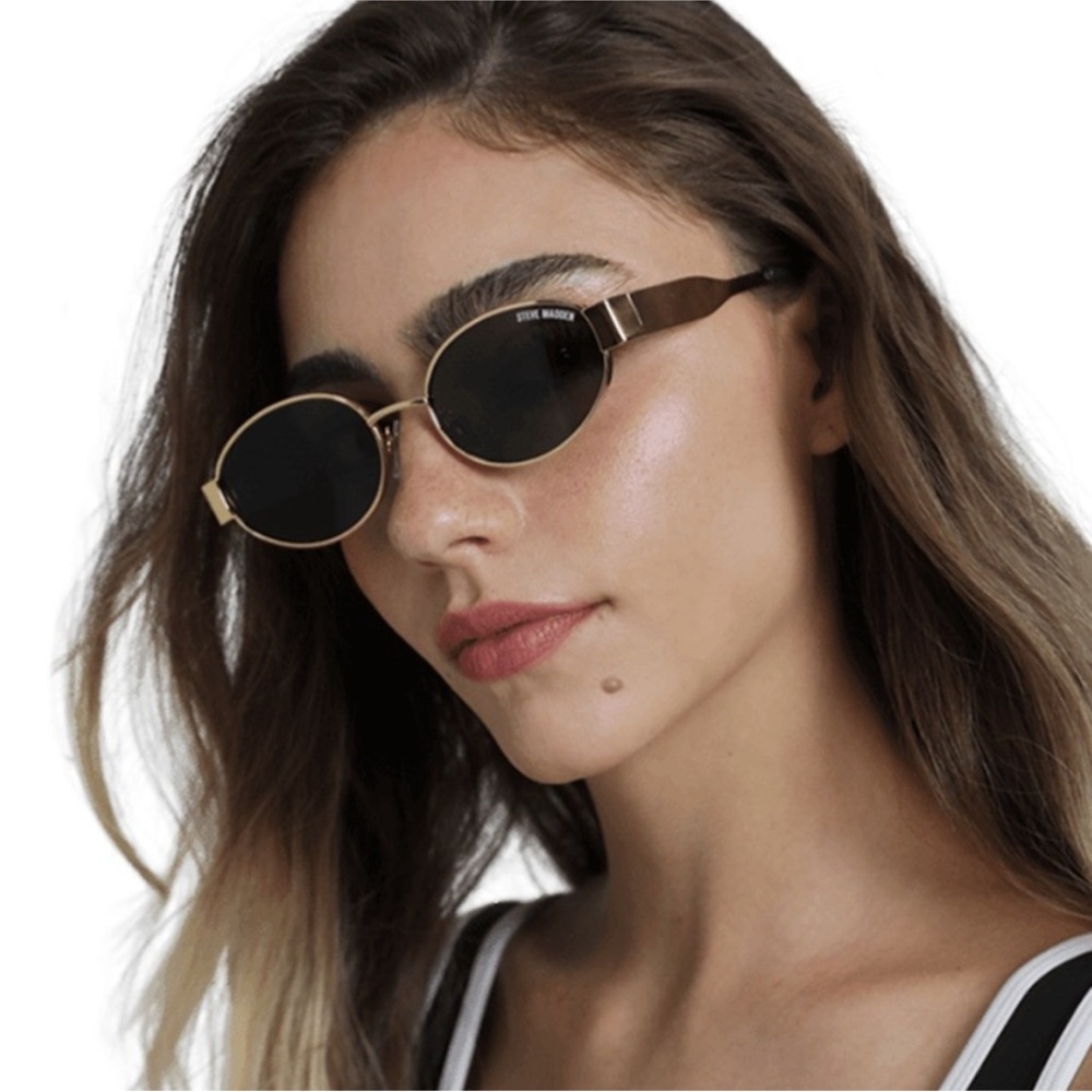 New Steve Madden women’s MYSTIE SUNGLASSES GOLD oval carrying case